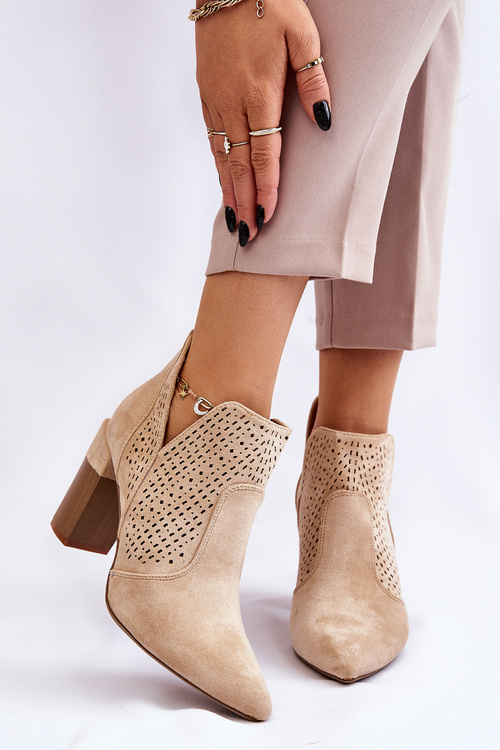 Модні замшеві ажурні чоботи на підборах світло-бежевого кольору Genevi