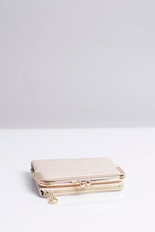Маленький жіночий гаманець бежевого кольору