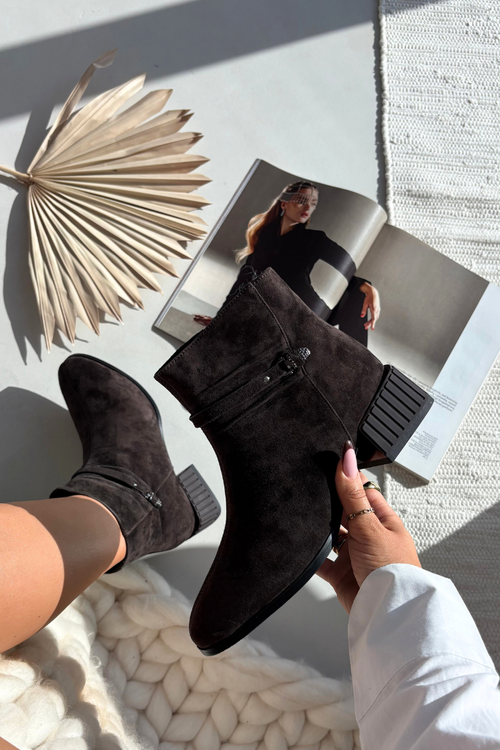 Жіночі черевики з натуральної замші на каблуці з підкладкою D&A CR52-651 шоколадні