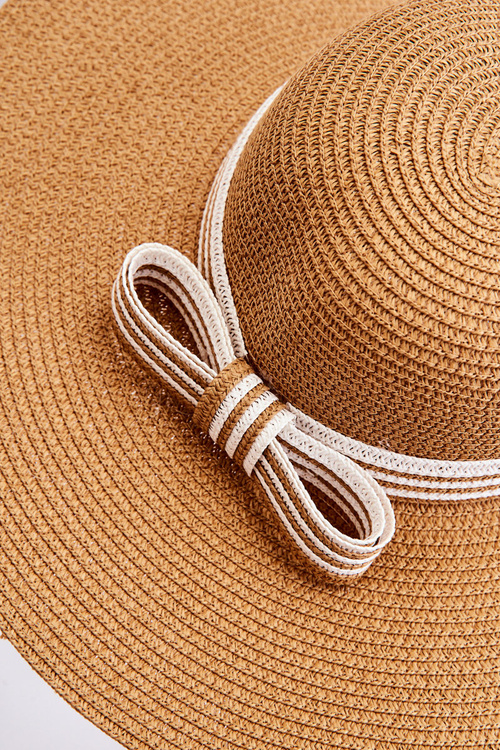 Класичний капелюх з декоративним бантом бежевого кольору