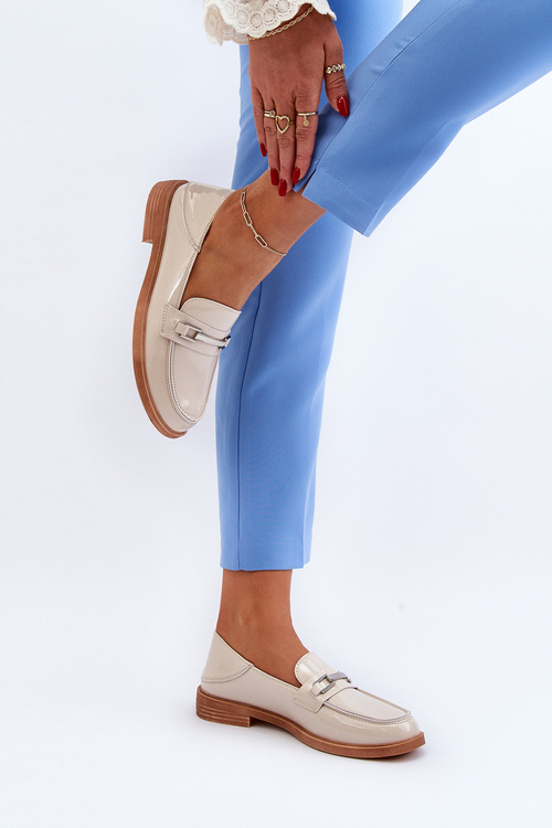 Жіночі лаковані бежеві лофери Nurea