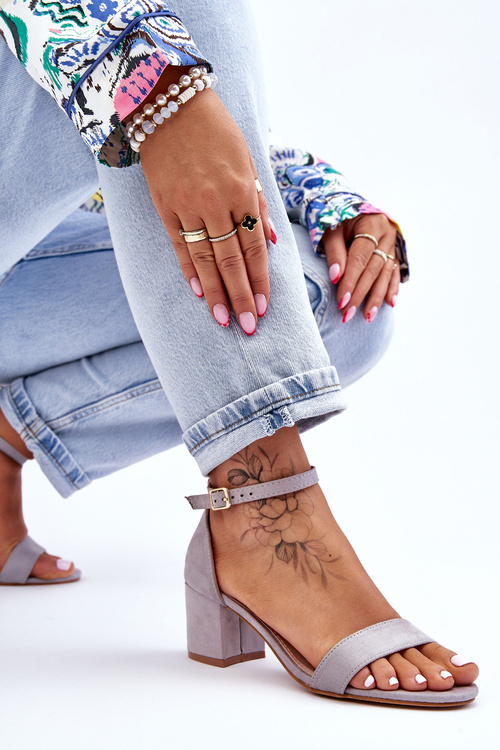 Замшеві босоніжки на низькому каблуці сірі Quincy