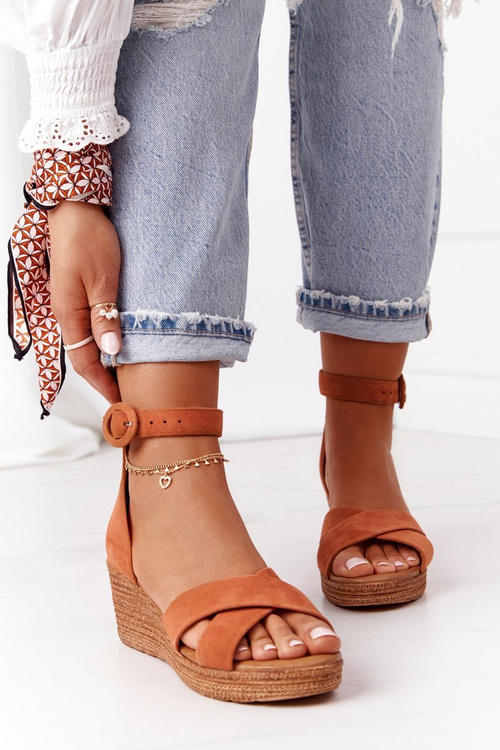 Замшеві босоніжки на танкетці Maciejka 04565-29 Camel