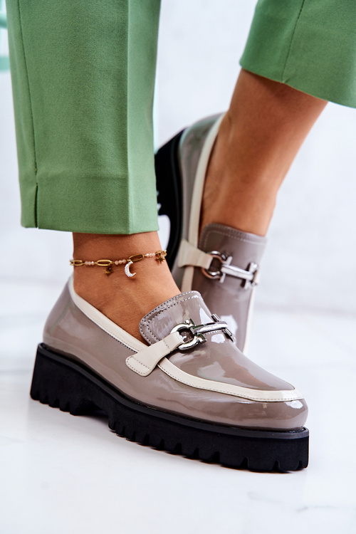 Жіночі лофери лаковані бежево-білі Cassida