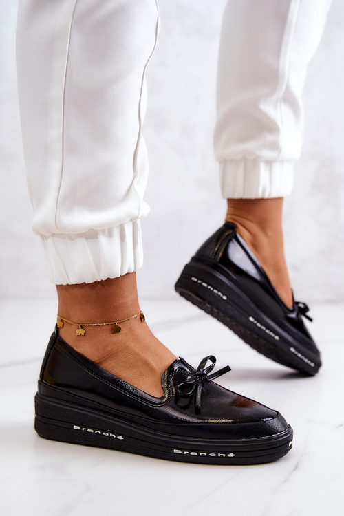 Жіночі лаковані лофери на танкетці чорні з оборками