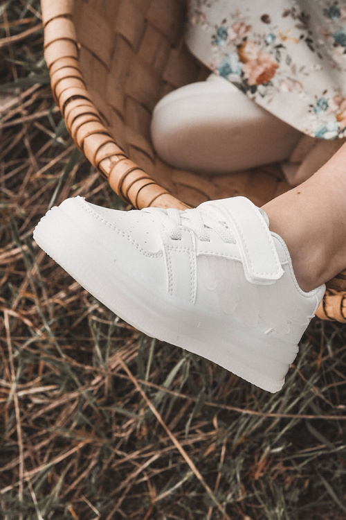 Дитяче шкіряне спортивне взуття на липучці White Angel