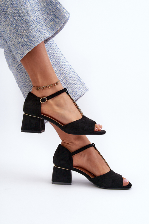 Жіночі босоніжки з блоковим каблуком і декоративним ремінцем з еко замші чорного кольору Obivena