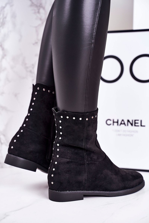 Жіночі утеплені чоботи на танкетці замшеві чорного кольору