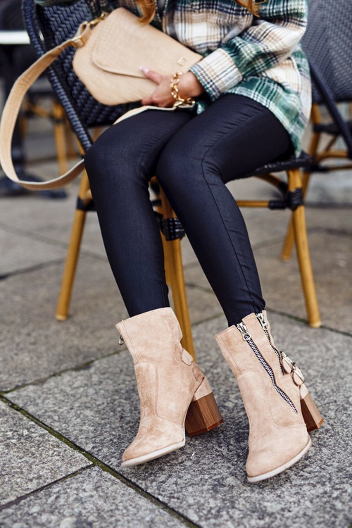 Чоботи жіночі замшеві на каблуці бежеві Anabelle