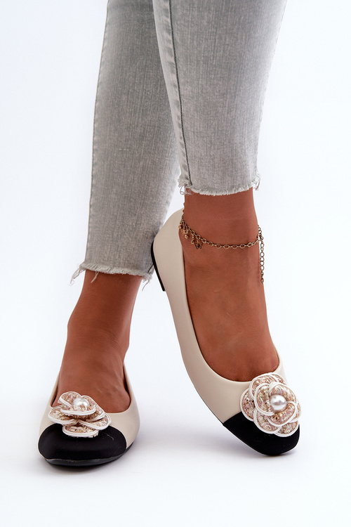 Жіночі туфлі-балетки з бежевої екошкіри з декоративною деталлю Divinella