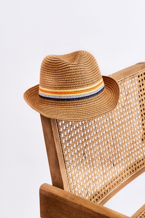 Класична дитяча шапка з кольоровими смужками бежевого кольору