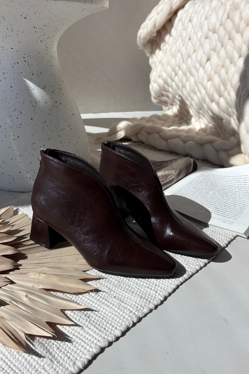 Екологічні шкіряні жіночі черевики на каблуку шоколадні Rylina