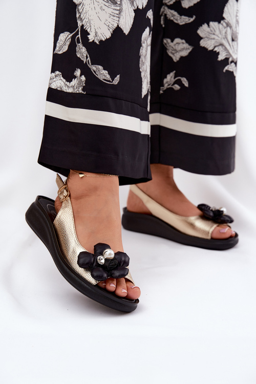 Жіночі сандалі з декоративною квіткою золоті Divonne