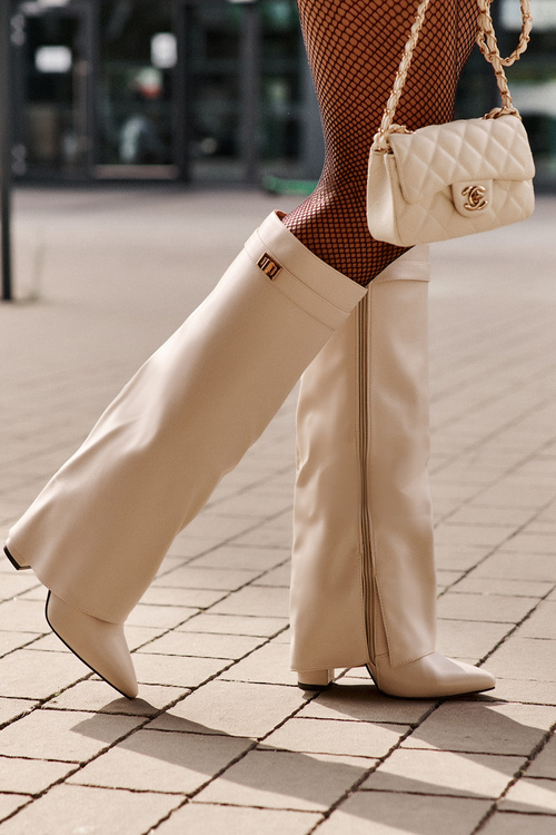 Чоботи жіночі з екошкіри на підборах світло-бежеві Avamora