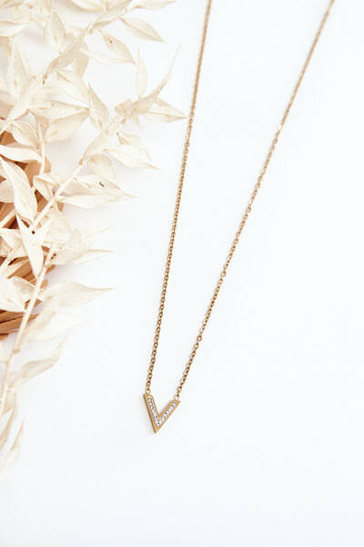 Жіночий ланцюжок з літерою V золото