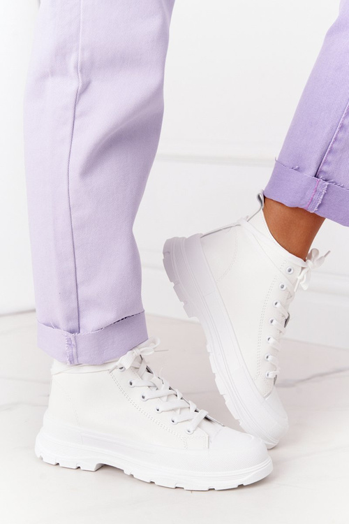 Жіночі шкіряні кросівки на масивній підошві білого кольору Trissy