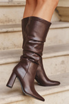 Теплі жіночі чоботи на каблуці з рюшами шоколадні Dariane