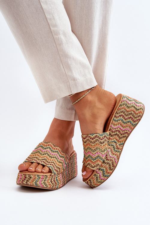 Жіночі бежеві босоніжки Vanarila на танкетці