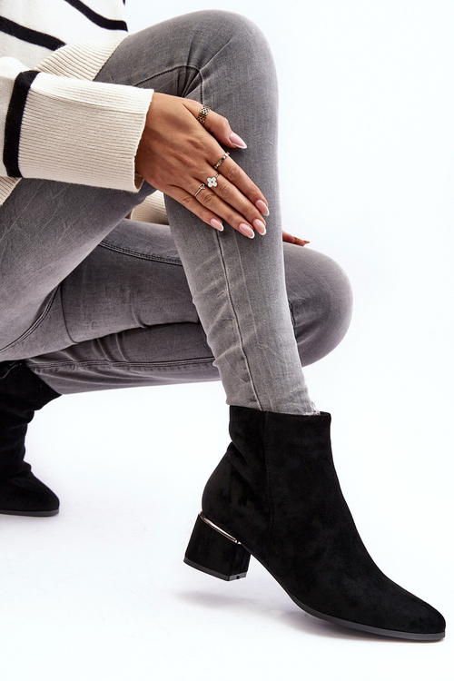 Жіночі замшеві чоботи на каблуці чорного кольору Mebassa