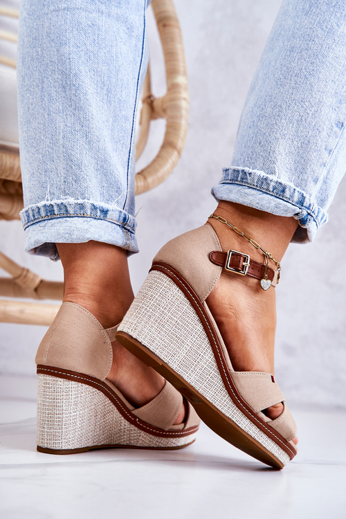 Жіночі босоніжки на танкетці темно-бежеві Veenus