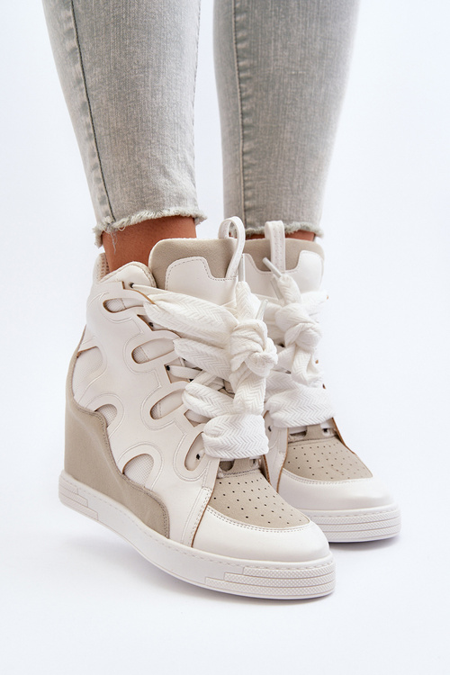 Жіночі кросівки на танкетці білі Leoppa