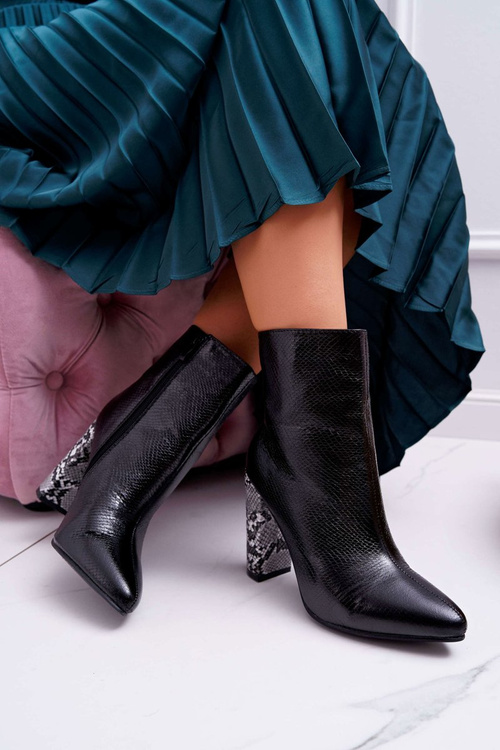 Жіночі чоботи на шпильці з мотивом змії чорного кольору Vernel