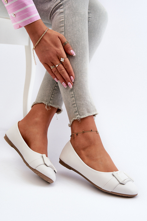 Балетки з ремінцем і прикрасами з екошкіри білого кольору Cadwenla