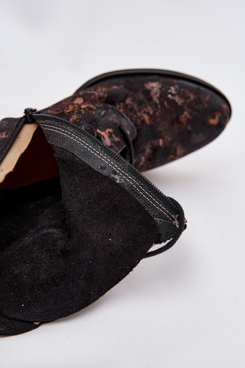 Замшеві візерункові ботильйони на плоскому каблуці Maciejka 06391-02 Чорно-золоті