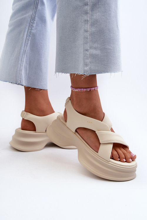 Жіночі шкіряні босоніжки на масивній підошві світло-бежеві GOE NN2N4105