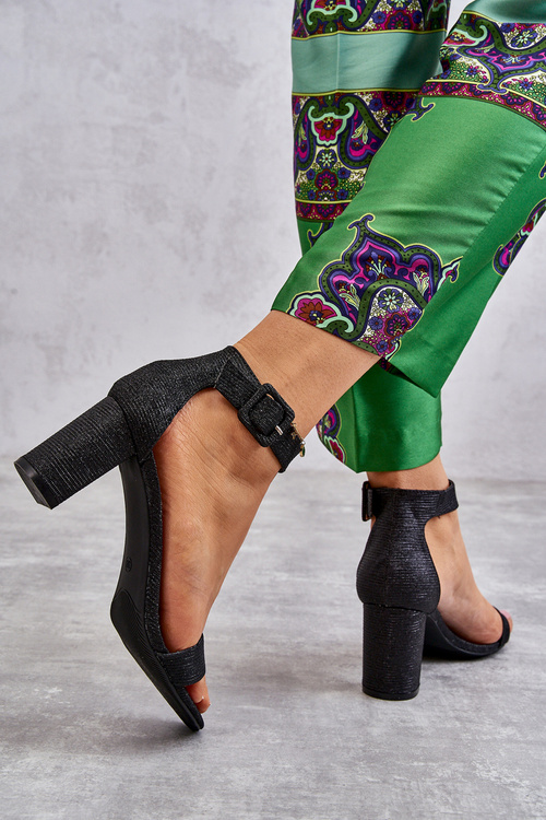 Босоніжки на глянцевому каблуці чорні Maxim