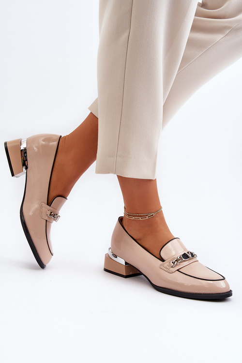 Жіночі бежеві лаковані туфлі на низькому каблуці Albreide