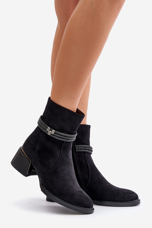 Теплі жіночі ботильйони на низькому каблуці з декоративними ремінцями D&A MR880-027 Чорні