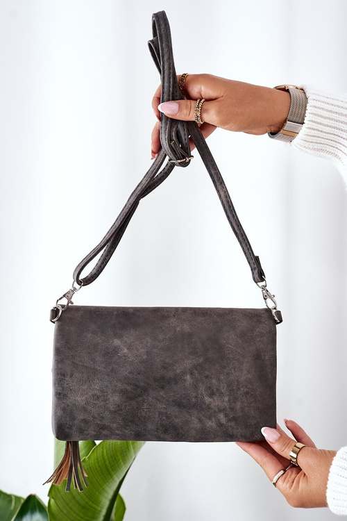 Сумка-клатч зі знімним ремінцем і бахромою сірого кольору