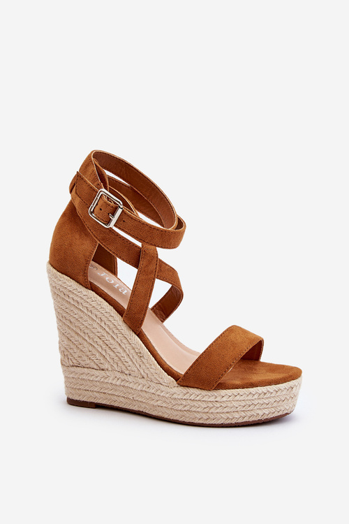 Босоніжки на танкетці з плетеними деталями. Коричневий сальт