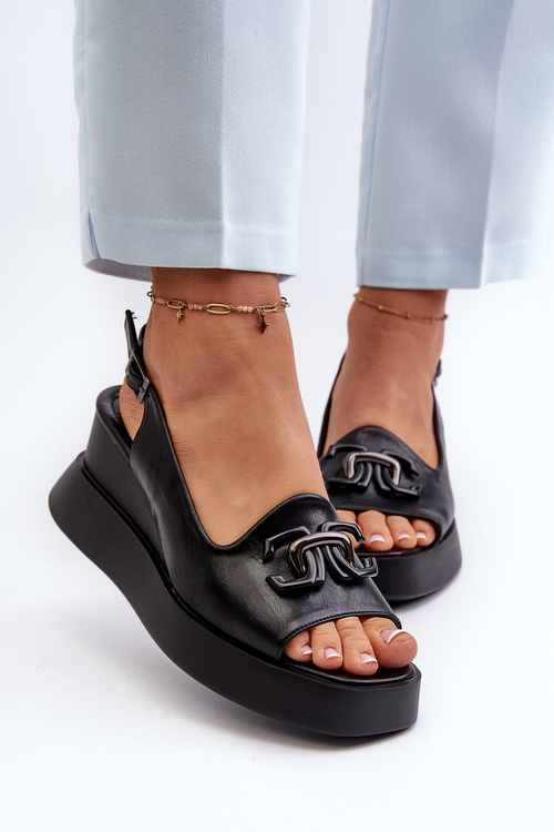 Жіночі босоніжки на платформі та танкетці з чорними прикрасами Janesca