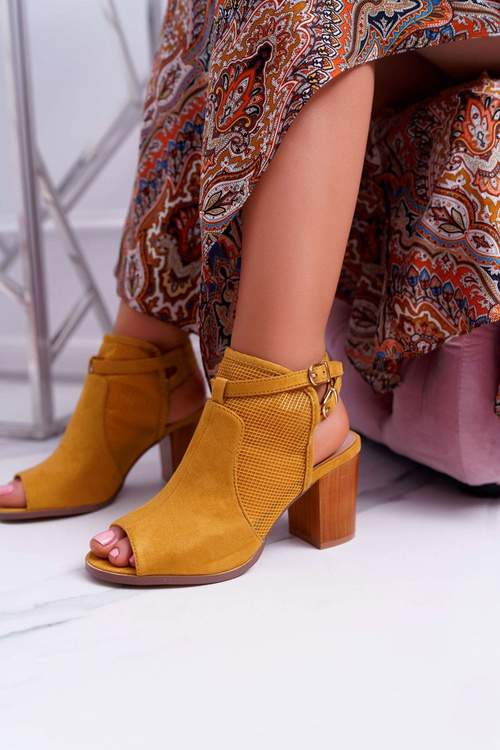 Жіночі замшеві босоніжки Tido жовтого кольору