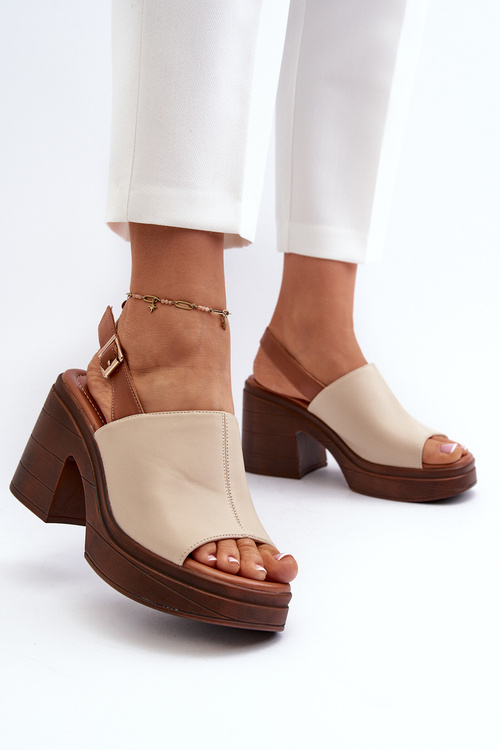 Елегантні жіночі босоніжки з бежевої екошкіри на блочному каблуці Vattima