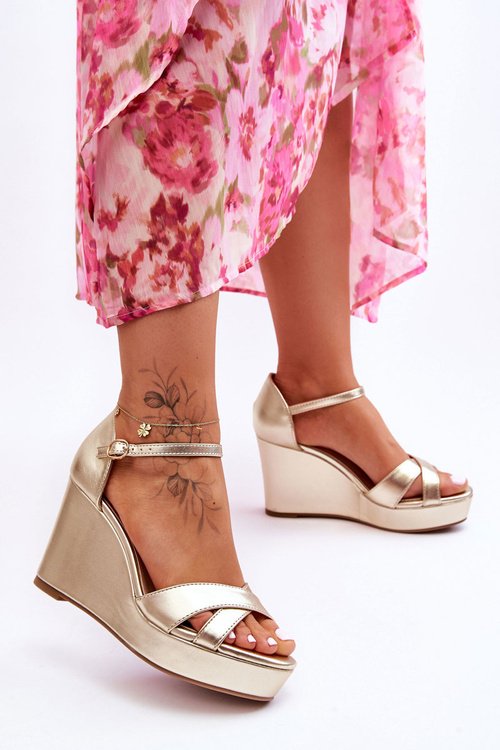 Класичні шкіряні босоніжки на танкетці Gold Givana