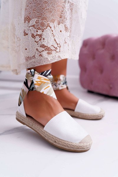 Жіночі еспадрільї, зав'язані білою мілою