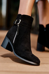 Чорні шкіряні чоботи з каблуком із пряжкою 