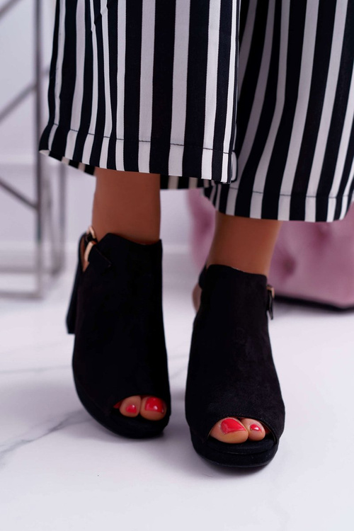 Жіночі босоніжки на шпильці з відкритим носком чорного кольору Montree