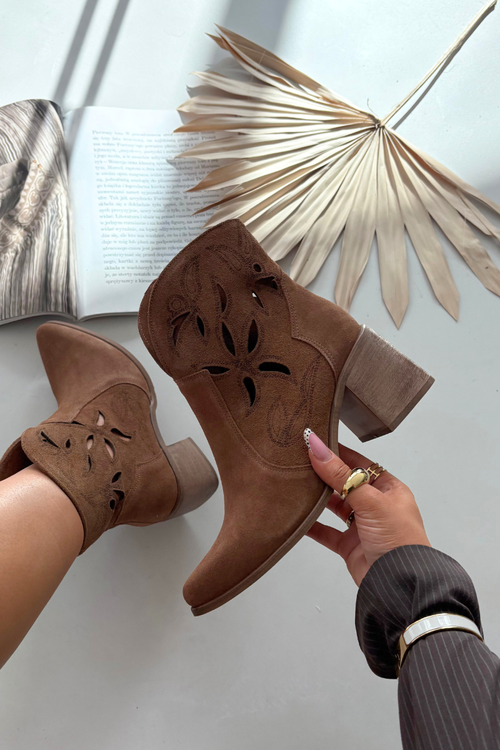 Жіночі чоботи з перфорованим дизайном з натуральної замші на підборах Zazoo 3690 коричневі