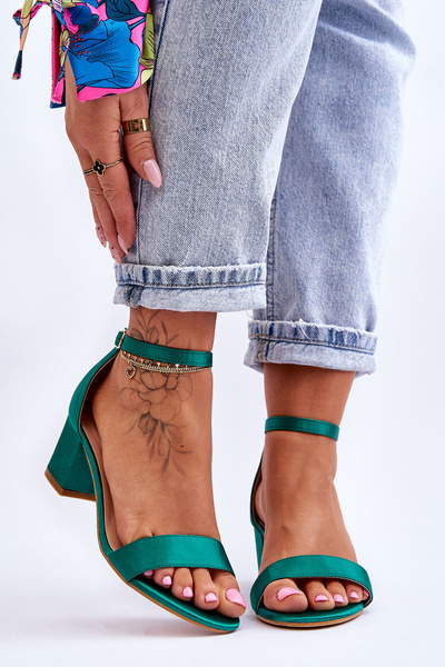 Атласні босоніжки на низькому каблуці Green Juliet