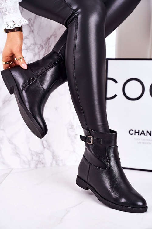 Жіночі утеплені чоботи з пряжкою чорного кольору