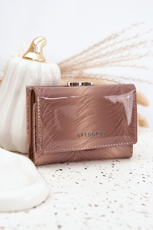 Лакований жіночий гаманець із дрібними деталями бежевий Cermina