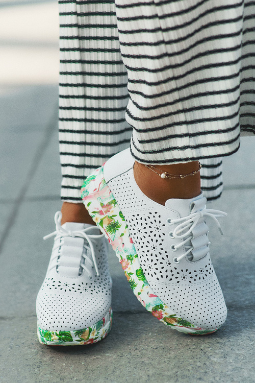 Шкіряні Перфоровані Жіночі Черевики На Танкетці Artiker 56C1532 Білі