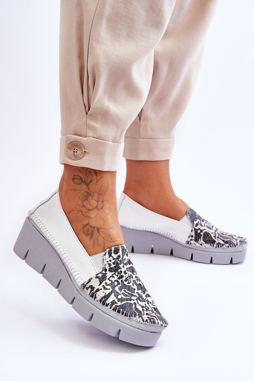 Шкіряні кросівки на танкетці Maciejka 5814A-11 Чорно-білі