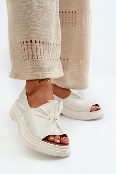 Білі жіночі шкіряні босоніжки з бантом Zazoo 2939