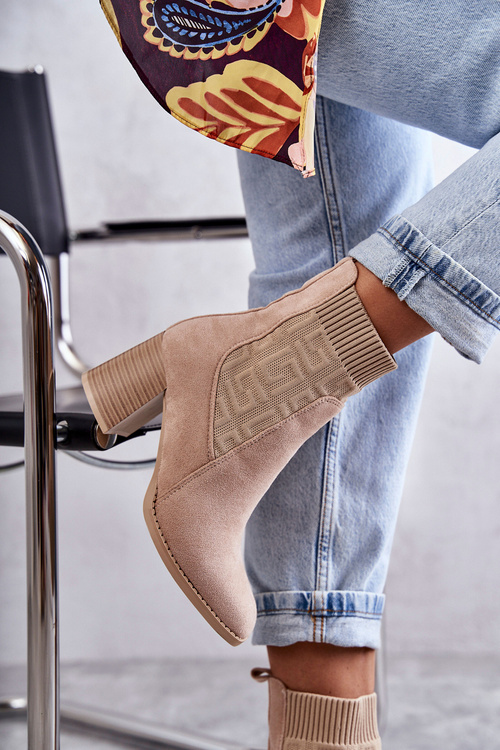 Жіночі замшеві чоботи з носком бежеві Montes