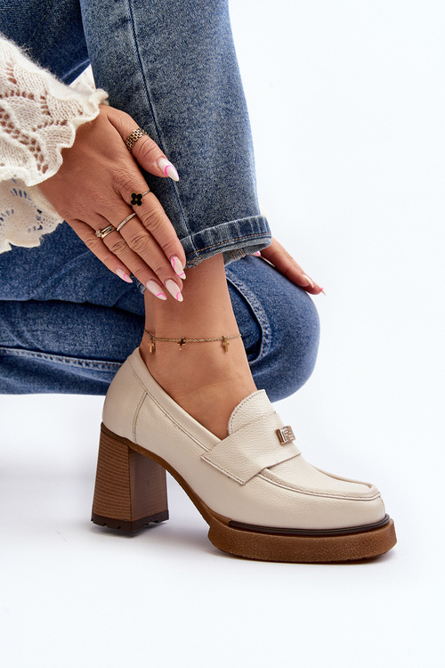 Шкіряні туфлі на опорі з золотистим декором світло-бежева Mikeyla